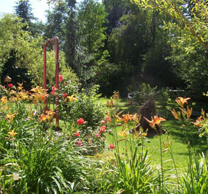 Garten mit Schaukel, Feuerstätte und Sitzecke