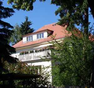 unser Haus mit Blick auf den Garten